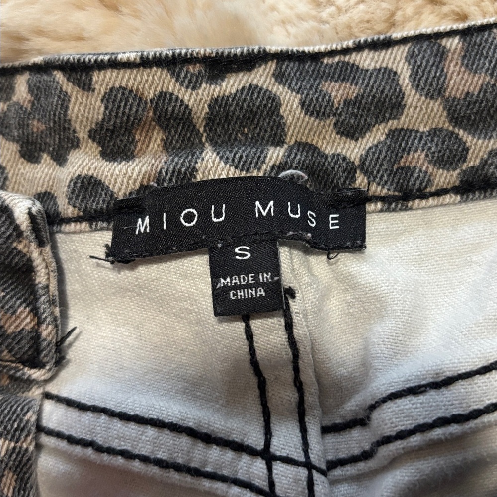 Leopard Print Ankle Jeans - Women's Cropped Jeans in Gray - Picture 2 of 4